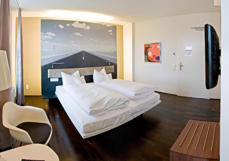 V8 Hotel Classic Motorworld Region Stuttgart Boeblingen Bilik gambar