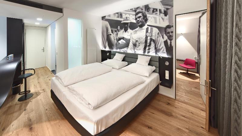 V8 Hotel Classic Motorworld Region Stuttgart Boeblingen Bilik gambar